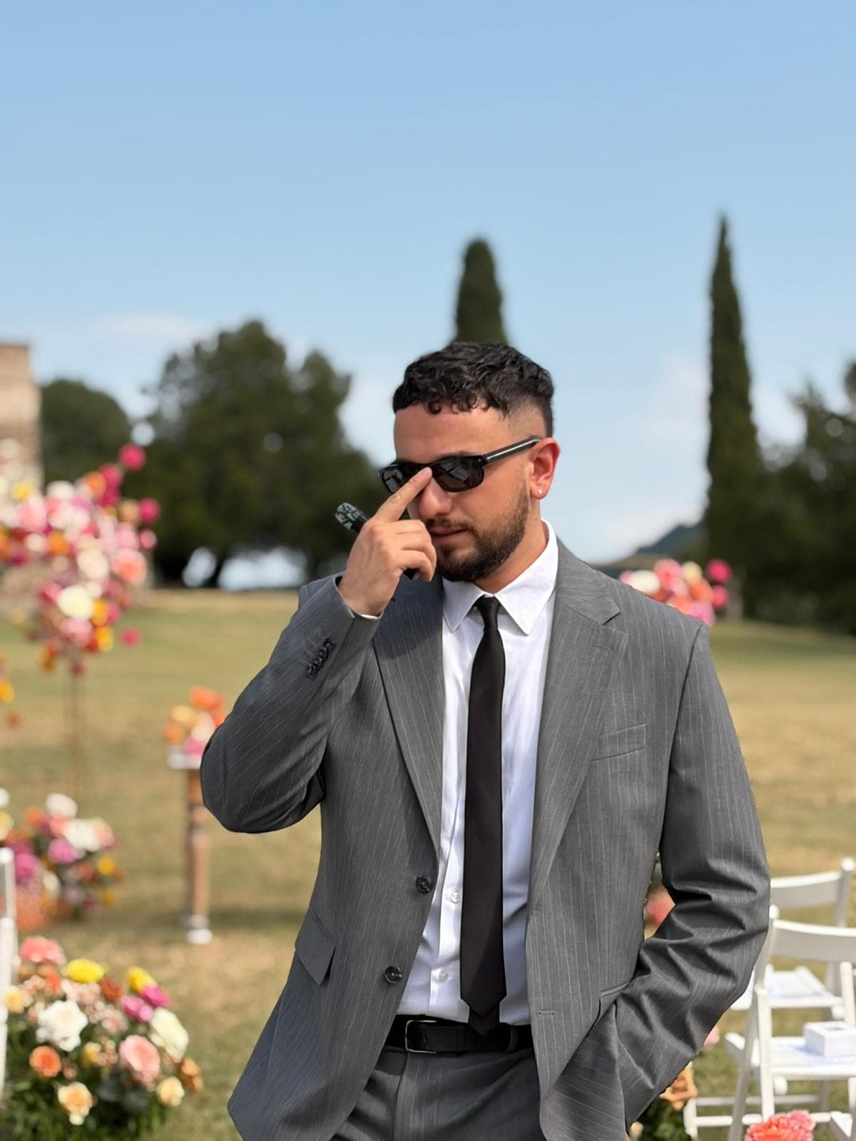 Ritratto di Luca Paone in completo nella location di un matrimonio